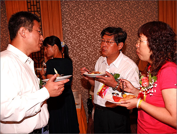 黑眼睛廣告公司文總和黃秘書長(zhǎng)、宣傳部劉部長(zhǎng)親切交談