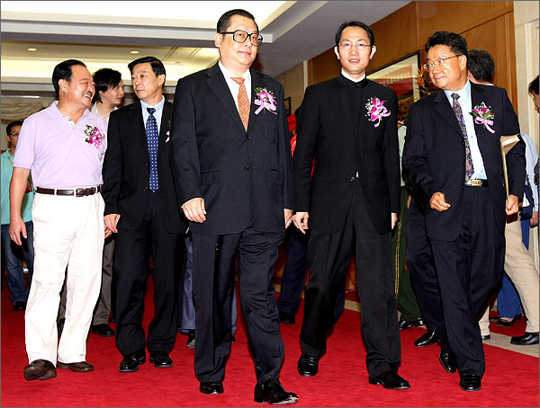 深圳市委常委、市政府副市長、外運會組委會主任陳應春、與會其他領導步入會場